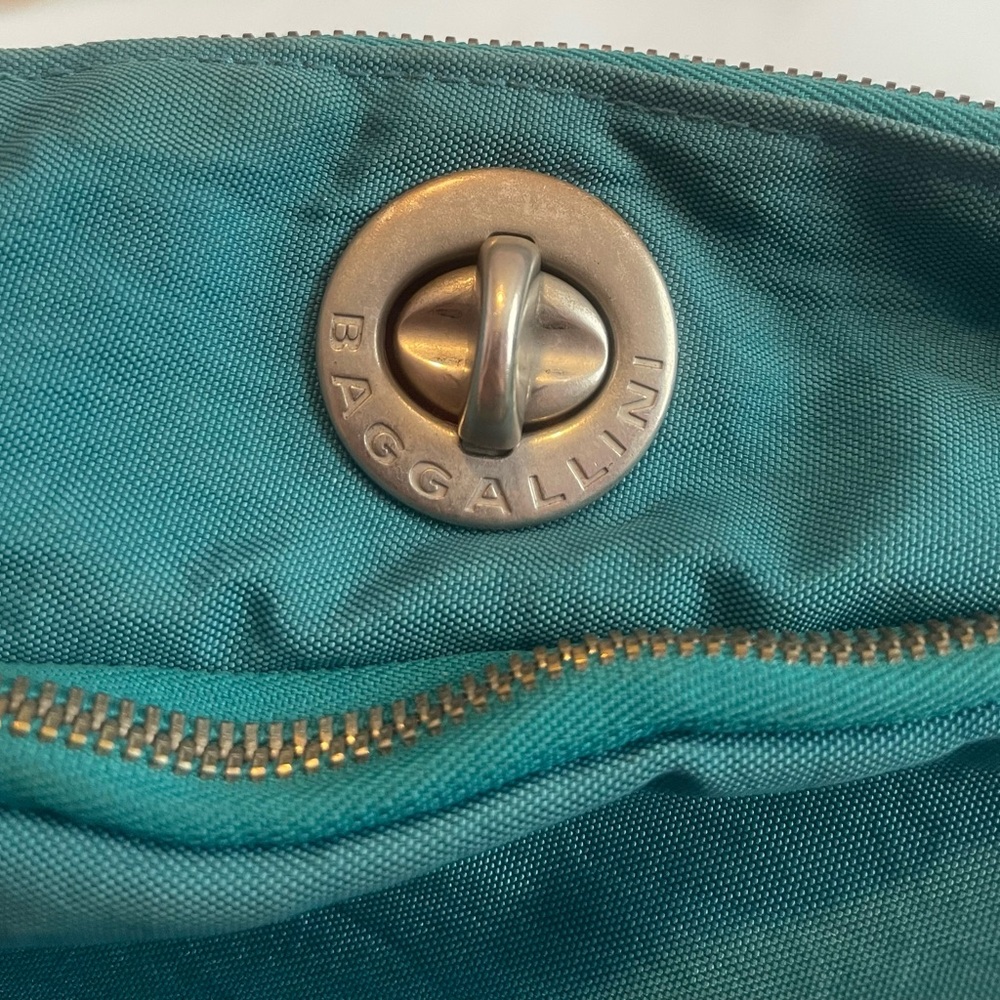 Baggallini Nylon Crossbody Handbag Purse Lock Top Zip Aqua and Pink - Picture 3 of 14